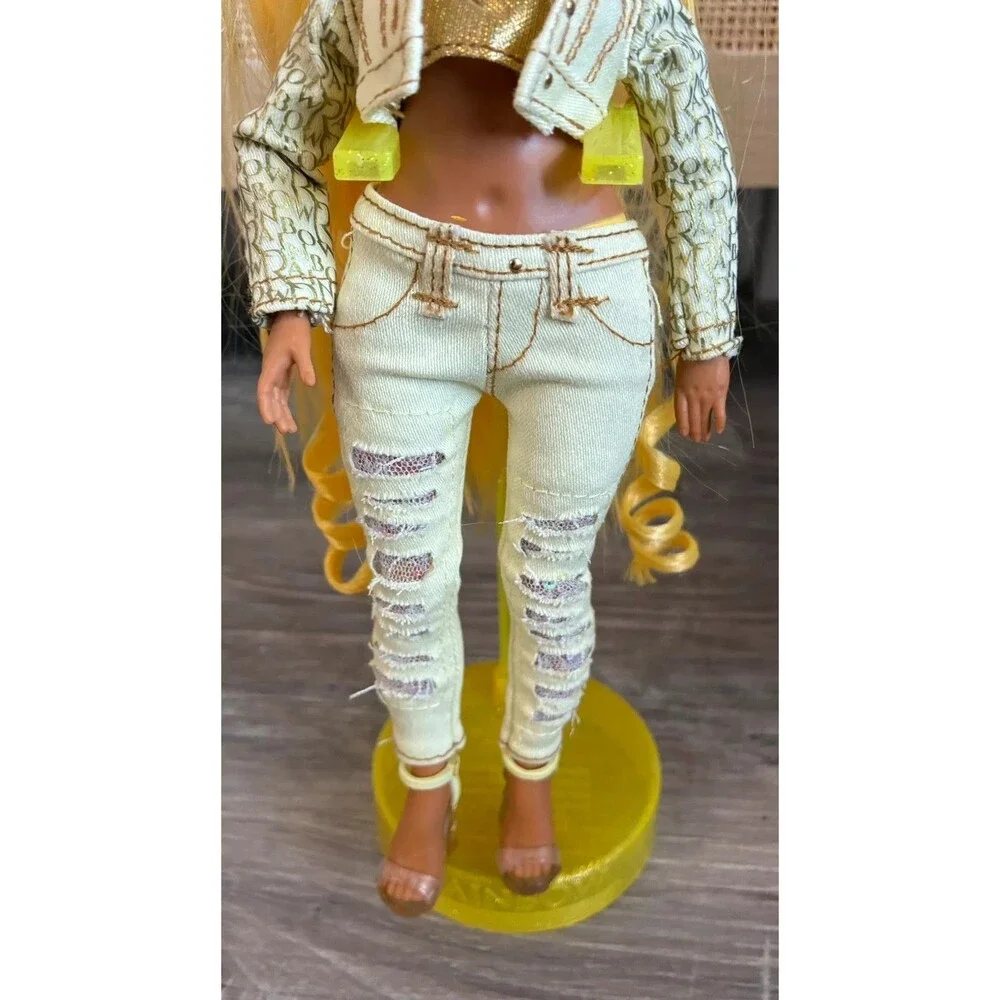 Rainbow High Sunny Madison Doll Complete Outfit Stand